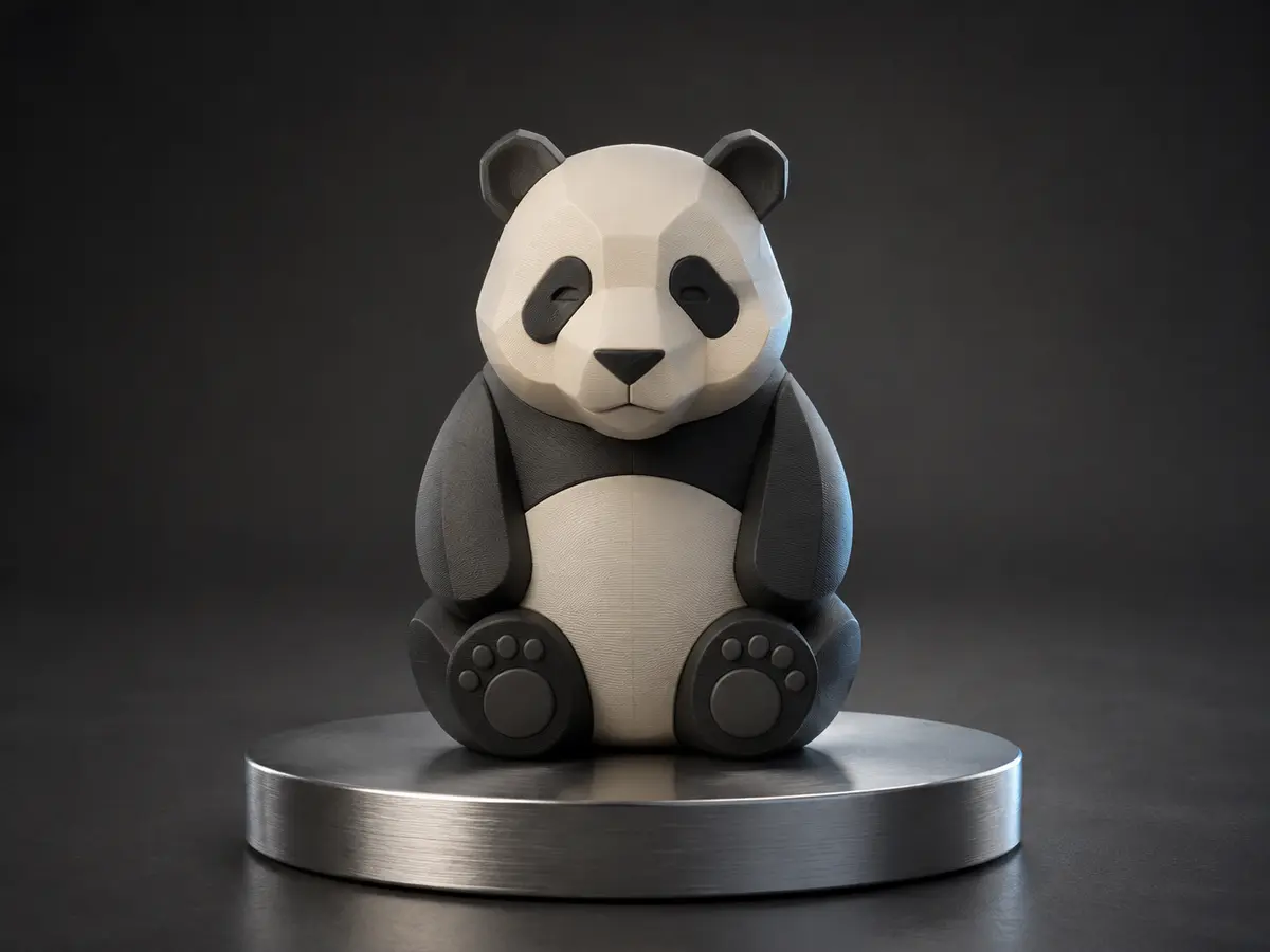 Arte conceitual do Panda, um dos animais da coleção: figura geométrica de panda sentado sobre base circular metálica, em fundo escuro