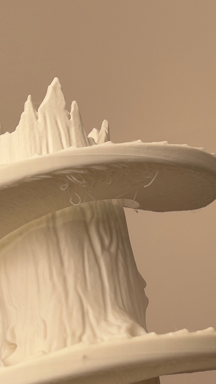 Foto real do protótipo do Tree v0.1 — detalhe da copa e da face inferior do disco, com imperfeições de impressão visíveis